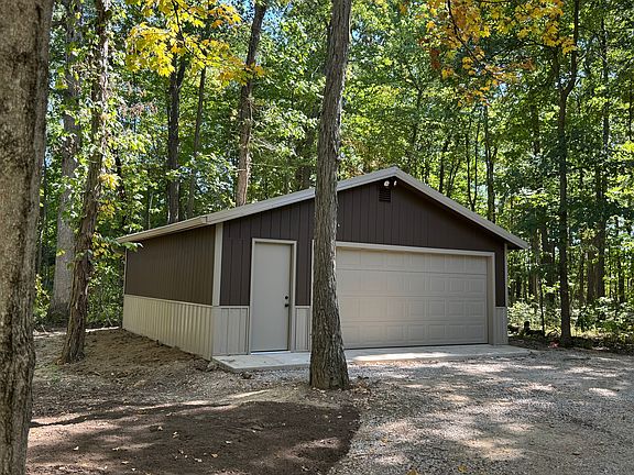 24 x 24 Garage with metal roof and skirt