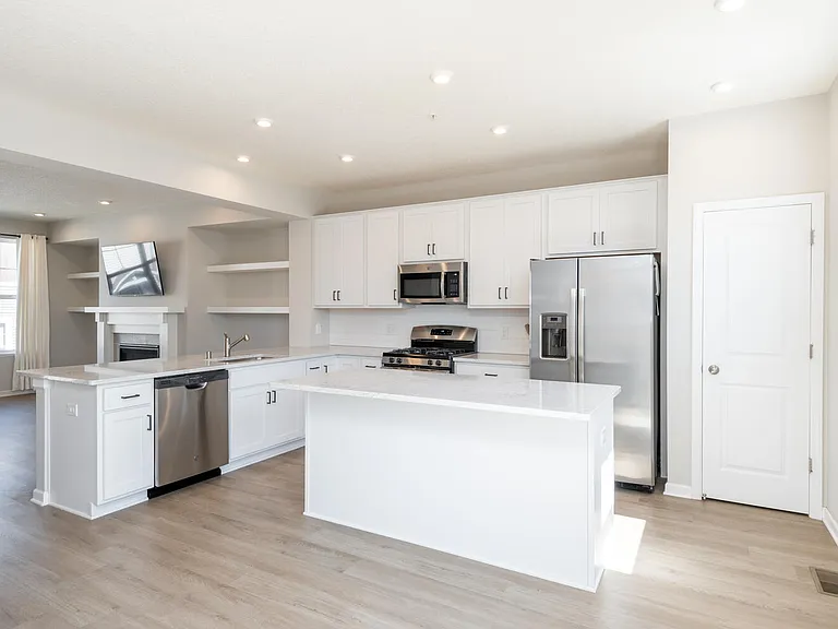 809 Roselyn Dr — Photo 2