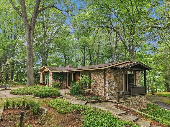 3rd image of 1657 Linden Oaks Ln