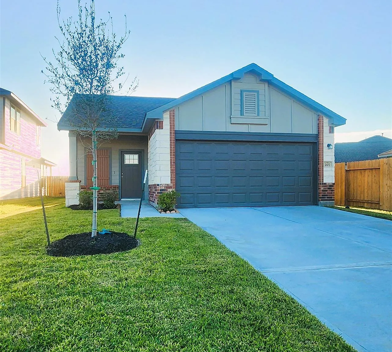 3 bed, 2.0 bath, 1560 sqft, $2,000 — Photo 1