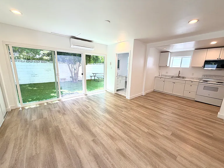 5653 Buffalo Ave — Photo 1