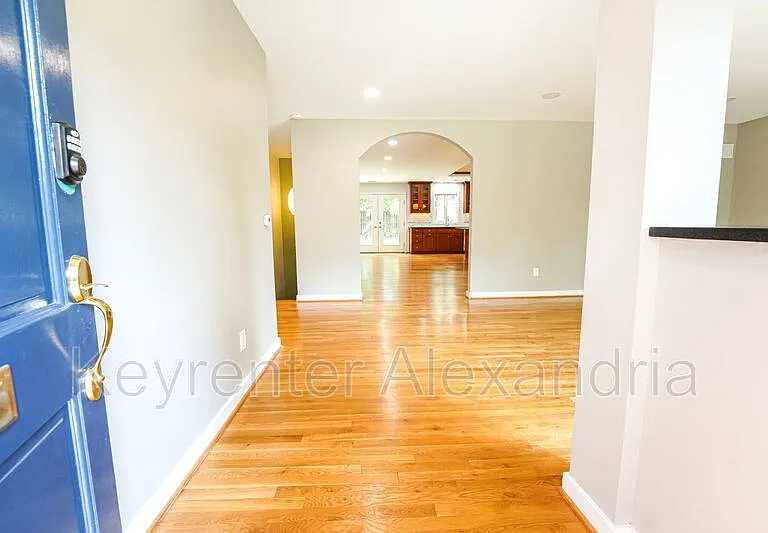 906 Neal Dr — Photo 5