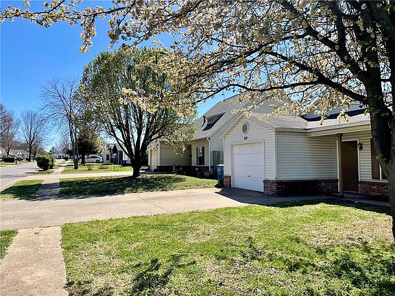 4th image of 210 Parkcrest Dr