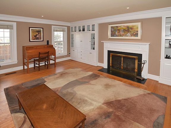 2nd image of 1323 N Lynnbrook Dr