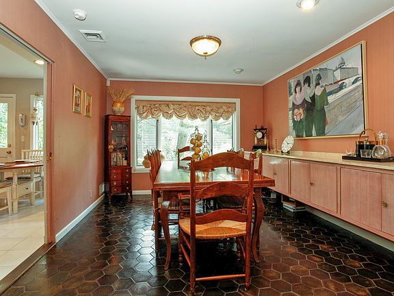 4th image of 26 Stonewall Ln