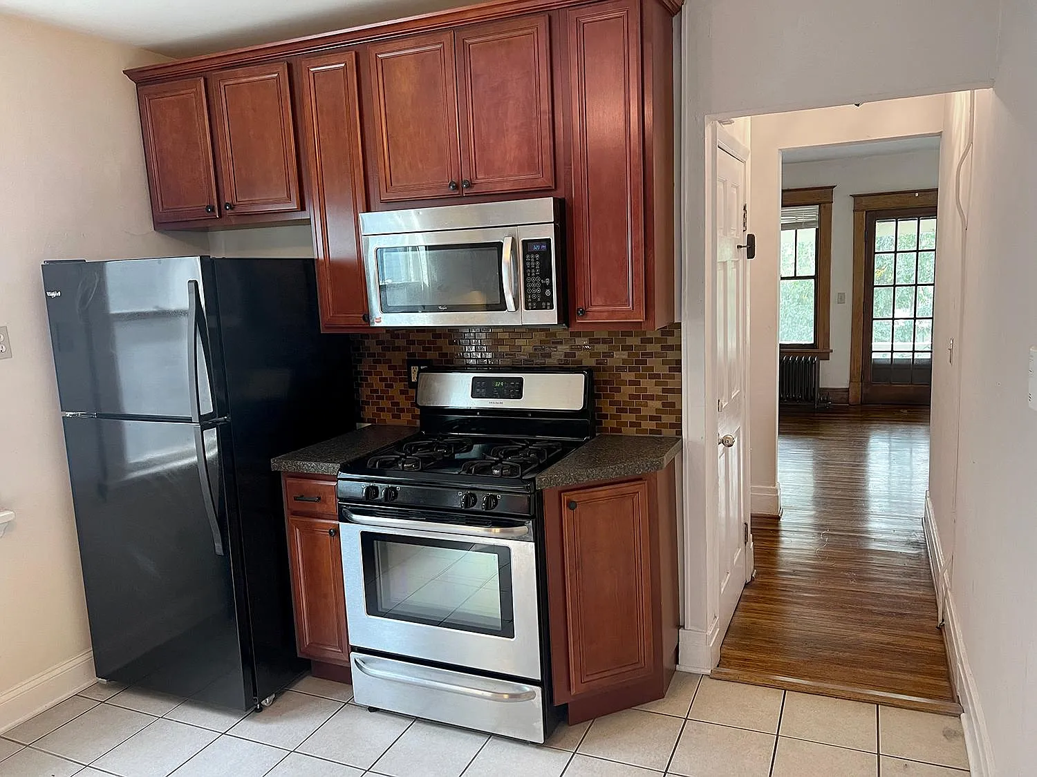 1 bed, 950 sqft, $1,025 — Photo 2