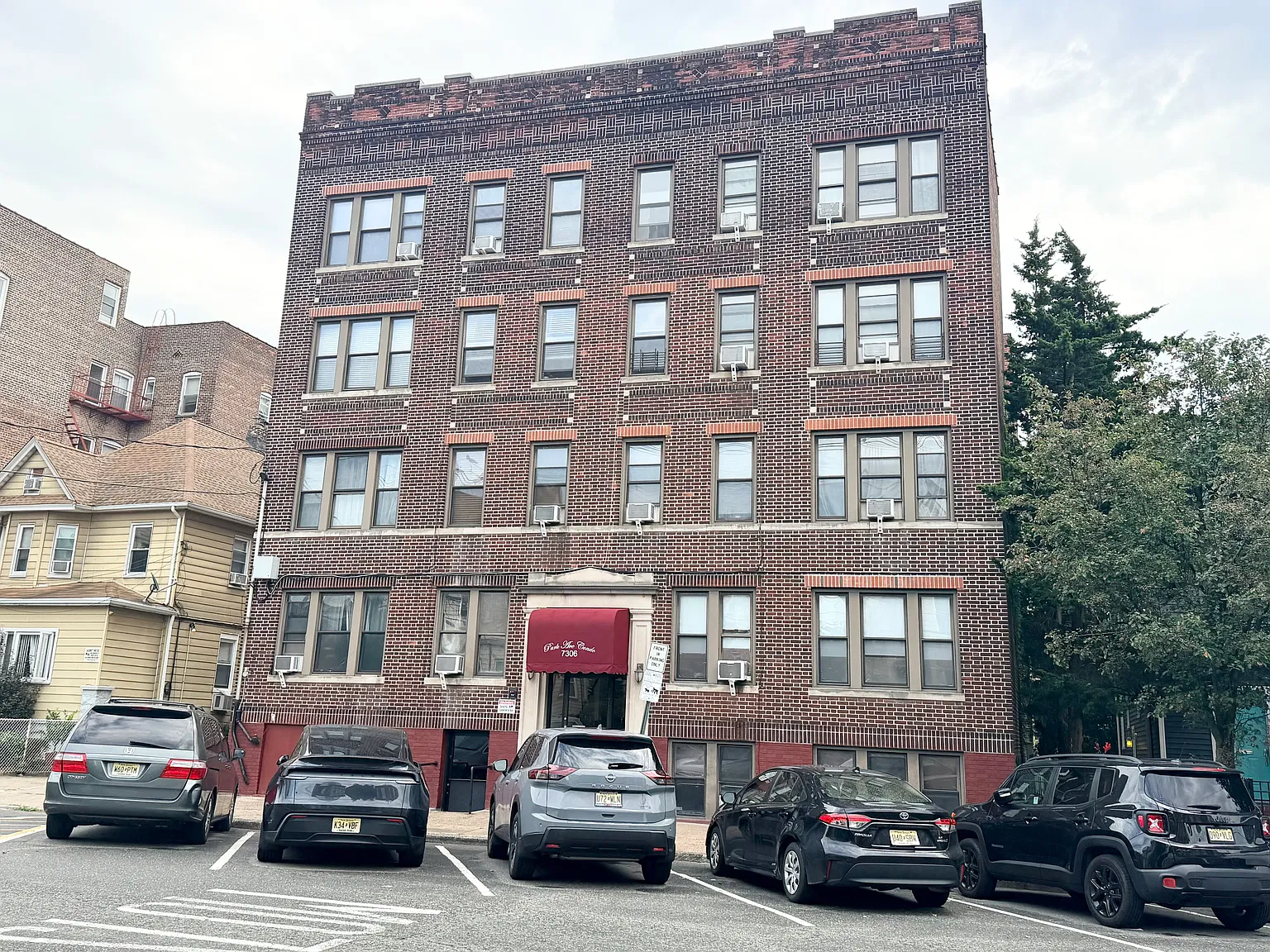 2 bed, 710 sqft, $2,400 — Photo 1