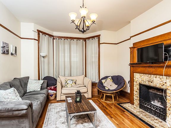 2nd image of 815 W Wellington Ave #1B