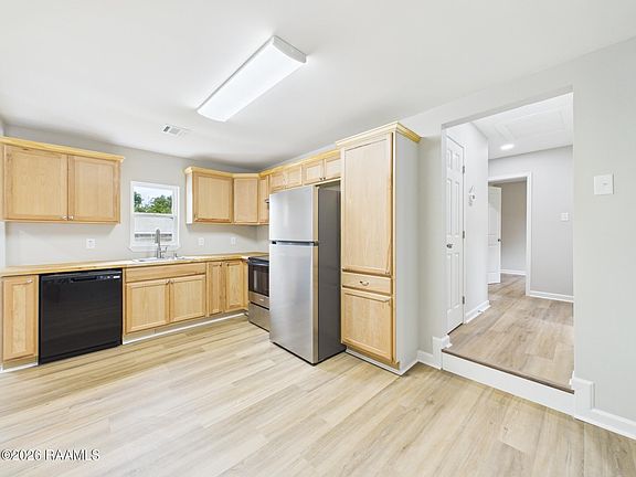 5th image of 908 Saint Charles St