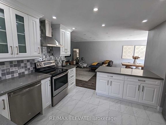 3rd image of 302 Demaine Cres