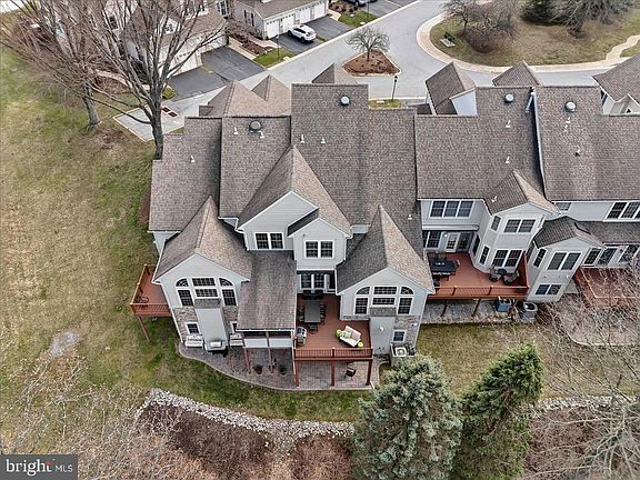 3rd image of 236 Greenbriar Dr
