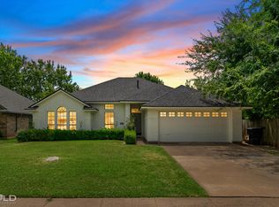 5302 Honeysuckle Ln, Bossier City, LA 71112