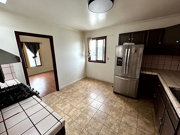 2nd image of 2059 Thomas Ave