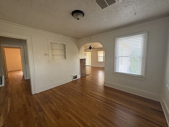 4th image of 522 W Pershing Blvd