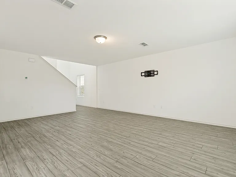 498 Lake Erie Dr — Photo 5