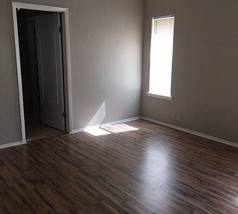5th image of 4722 Royal Oak Dr