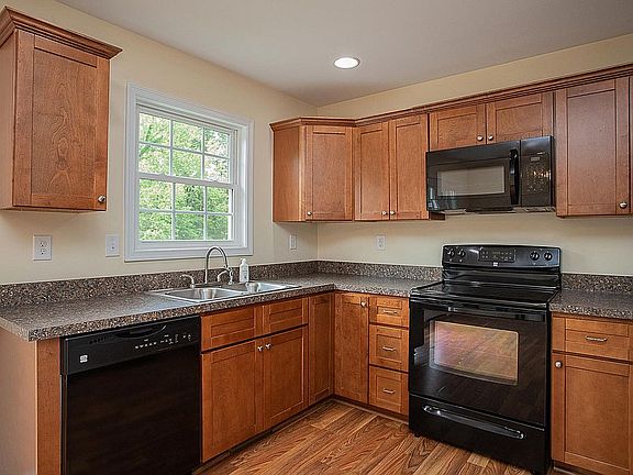 5th image of 203 Stratford Pl