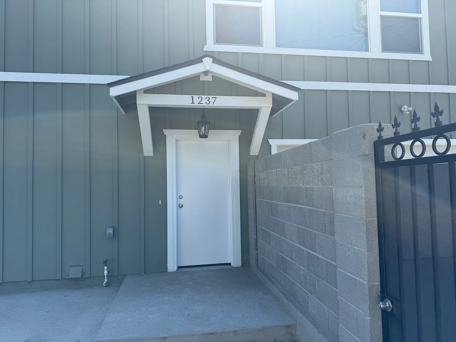 3 bed, 1040 sqft, $2,300 — Photo 2