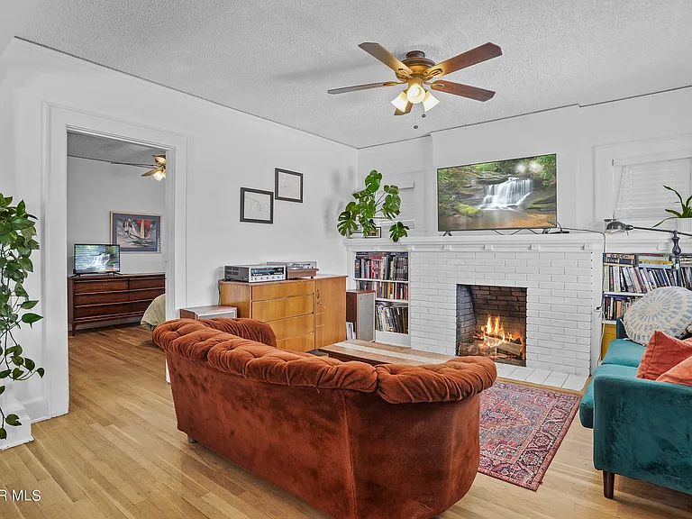 4017 Oxford Ave — Photo 5