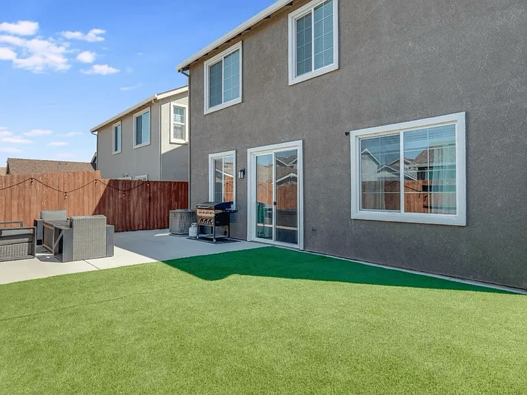 1303 Niemann St — Photo 4
