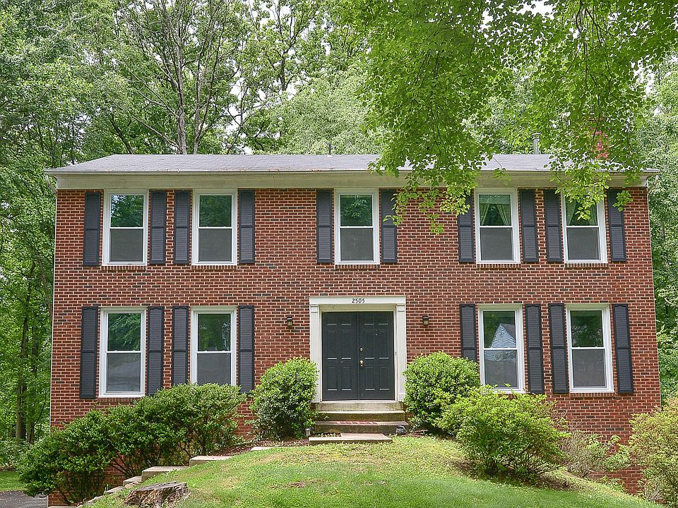 Colonial w/2 car side garage