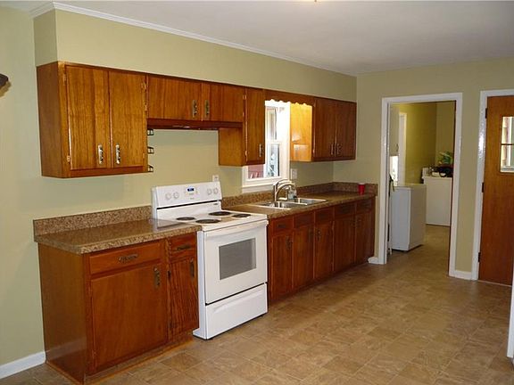 3rd image of 1431 Douglas Dr