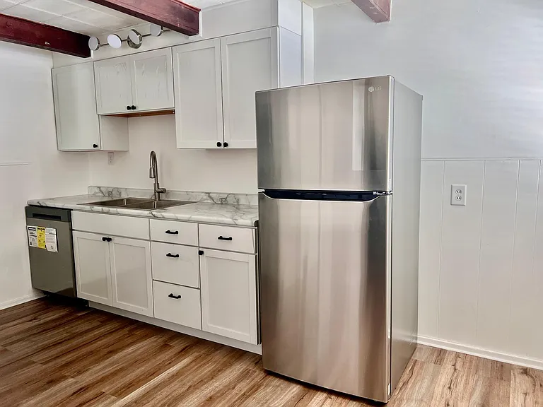 313 N Calhoun St — Photo 12