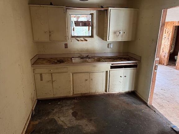 5th image of 13827 Lake Blvd