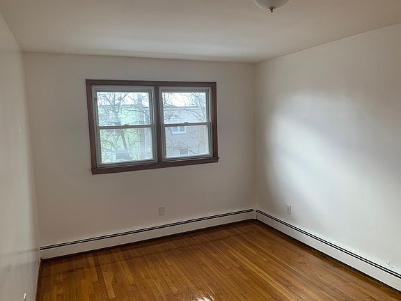 Master bedroom (angle 2)