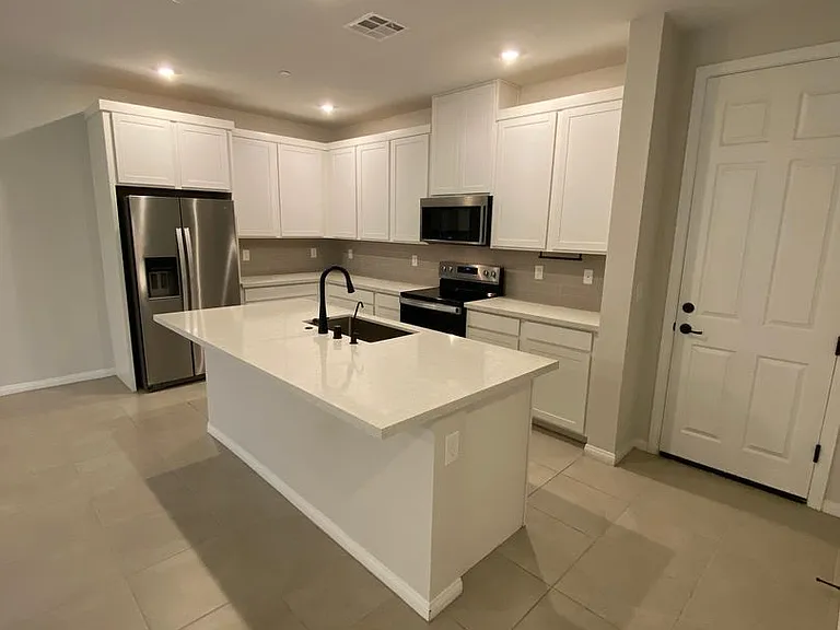828 Royal Beekman St — Photo 12