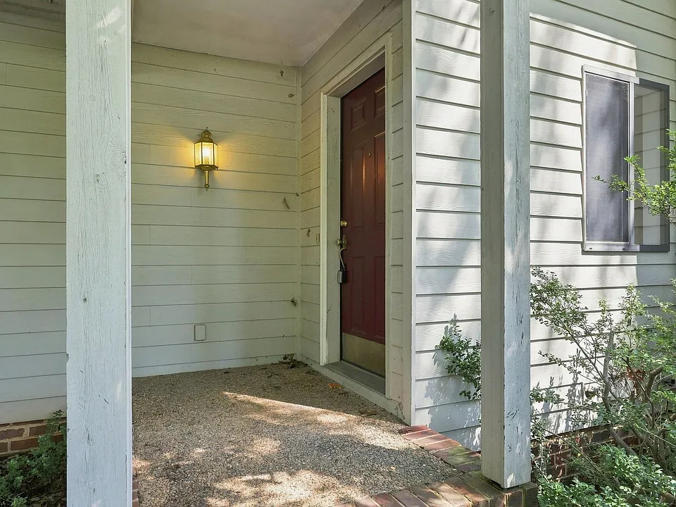 322 Whispering Oaks Dr
