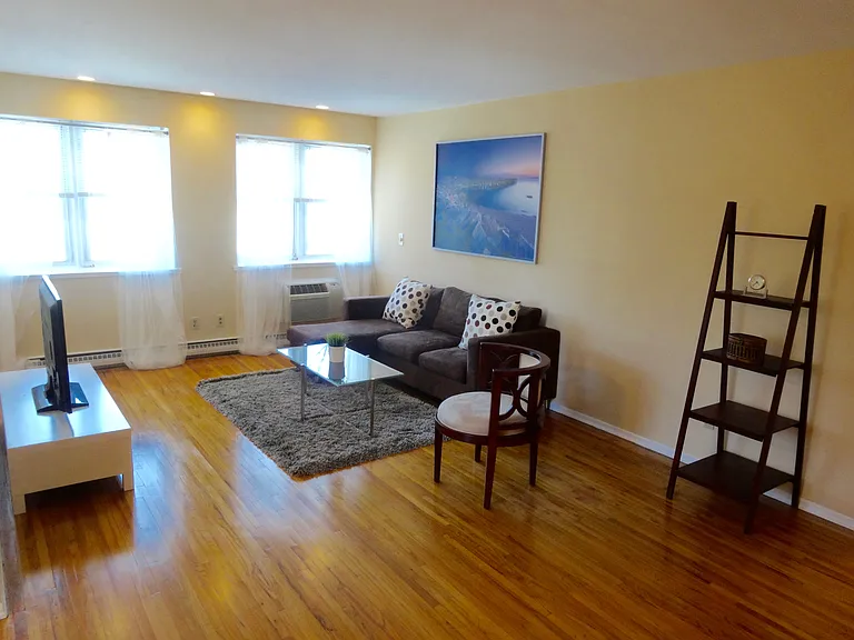 Windsor Oaks Apartments of New Haven, CT — Photo 16