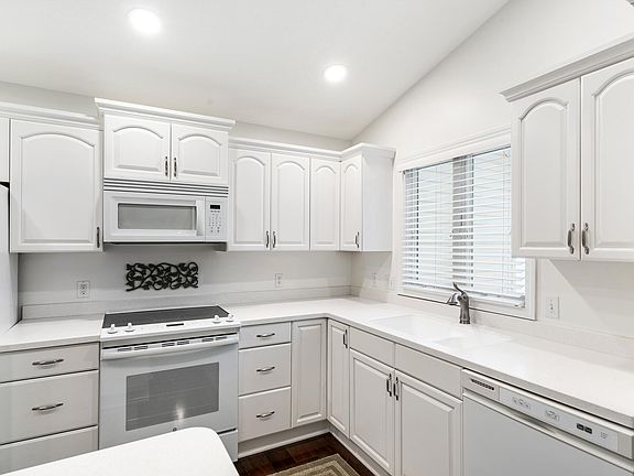 4th image of 2193 Woods Ln