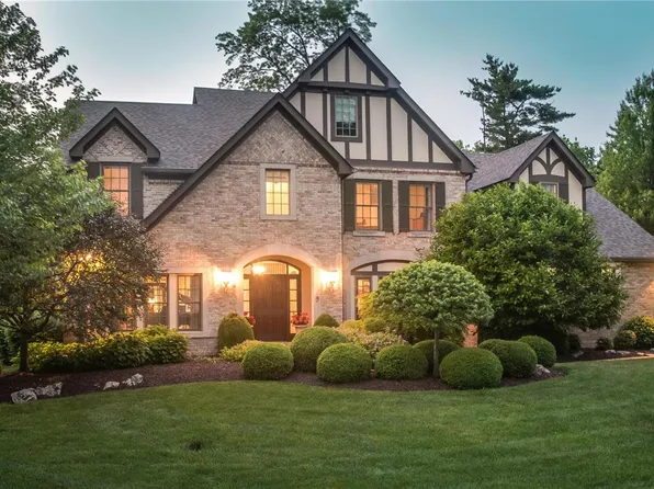 9 Stacy Dr, Saint Louis, MO 63132