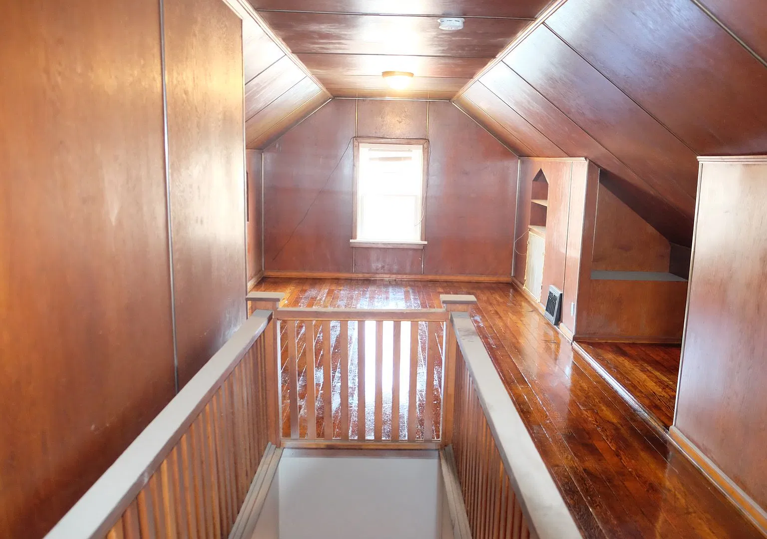 Beautiful Home With 2 Car Garage Located In Quiet Neighborhood! — Photo 2