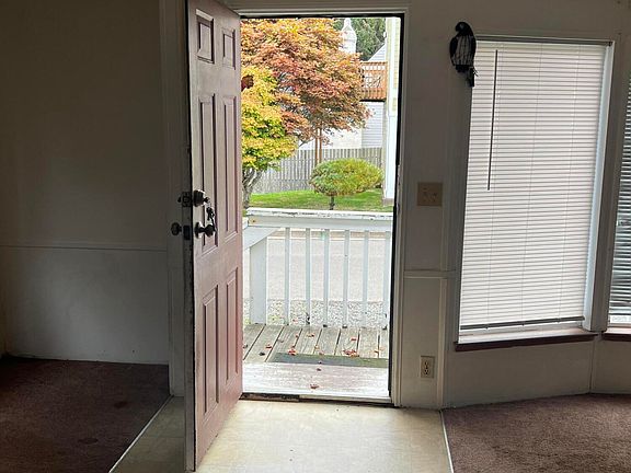 4th image of 304 SE Port Ave