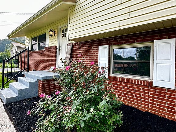 3rd image of 11032 Hughlan Dr