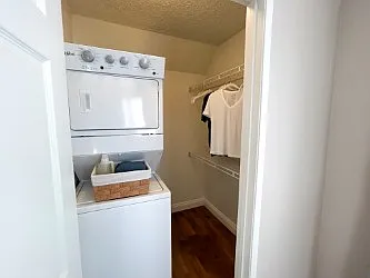 Cresthaven Apartment Homes — Photo 13