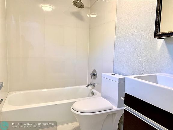 3rd image of 416 NE 15th Ave APT 7