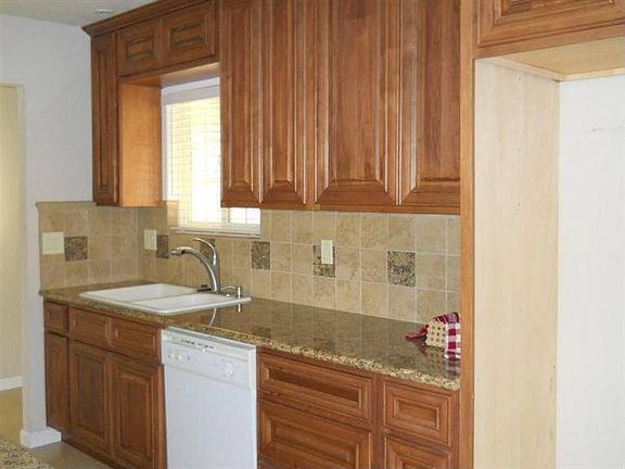 5th image of 6211 Pinecreek Way