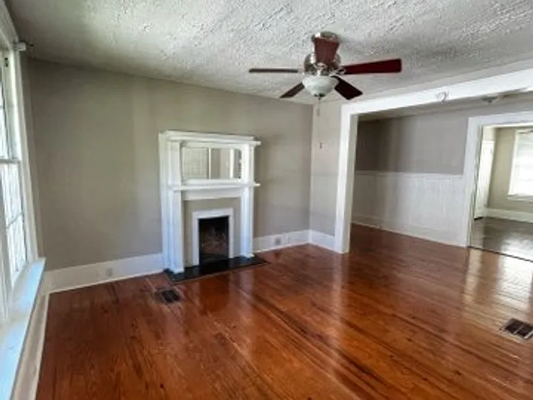 1911 Capitol Ave — Photo 2