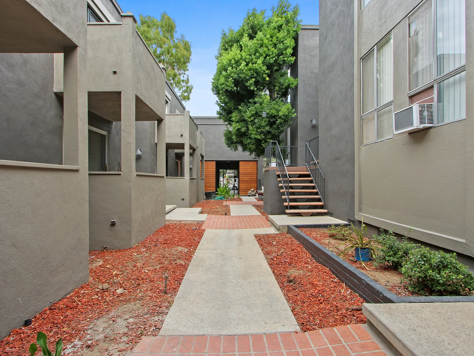 10310 Regent — Photo 3