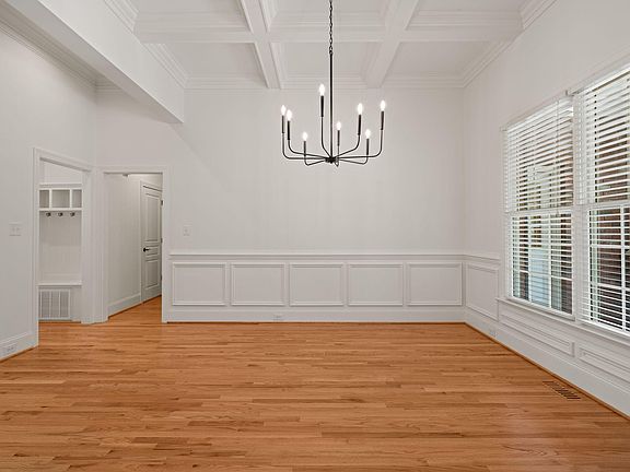 5th image of 207 Oxfordshire Ln