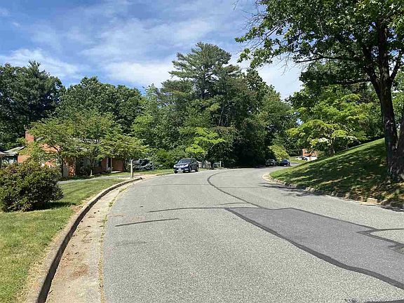 5th image of 2426 Pinehill Cres