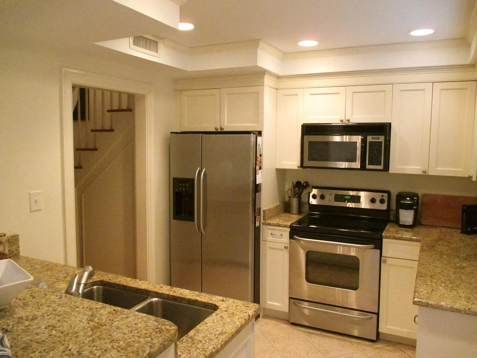 2 bed, 2.5 bath, 1300 sqft, $5,200 — Photo 2