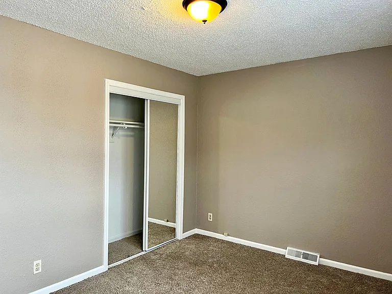 2342 S Crysler Ave — Photo 7
