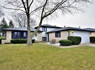 8029 Farmingdale Dr, Darien, IL 60561