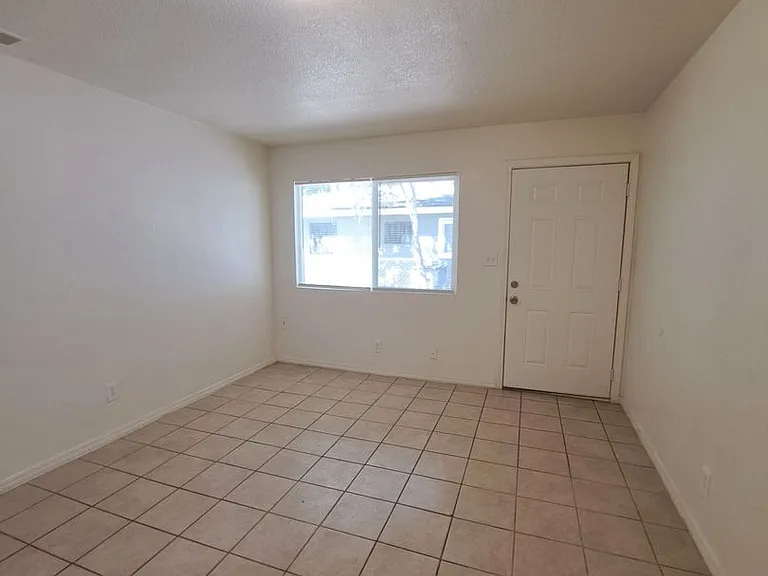 2221 S Poppy — Photo 12