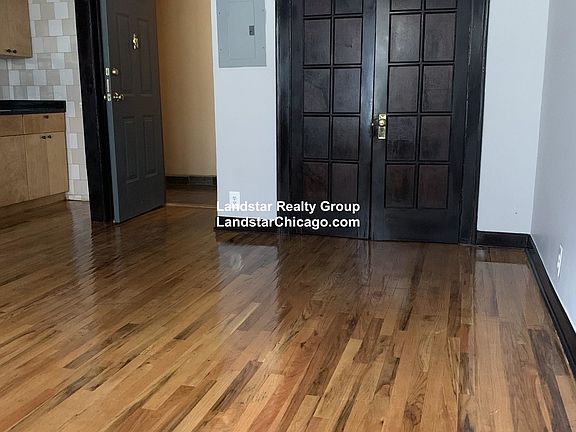 2nd image of 846 W Montrose Ave APT 203