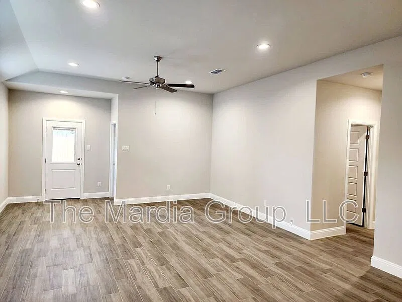 4 bed, 2.0 bath, 1938 sqft, $2,345 — Photo 3